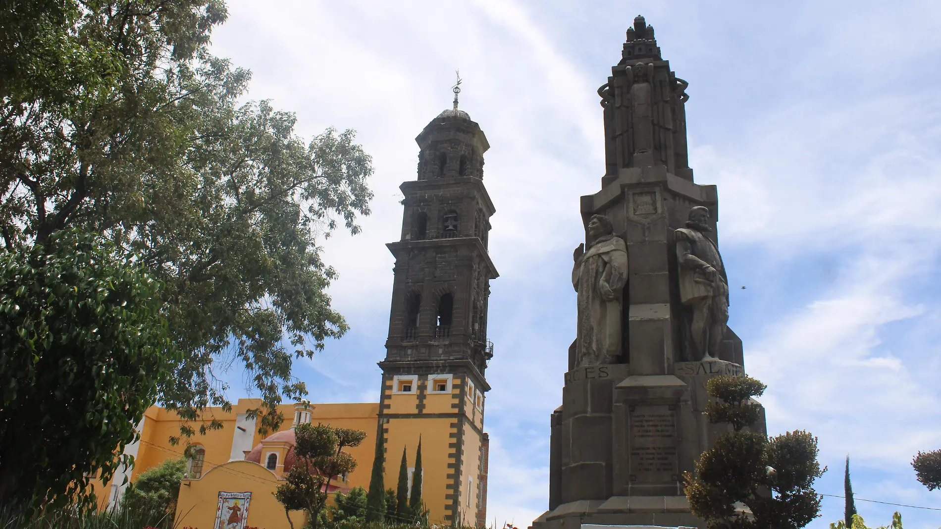 ¿Quiénes fueron los fundadores de Puebla y dónde se ubica el monumento en su honor?